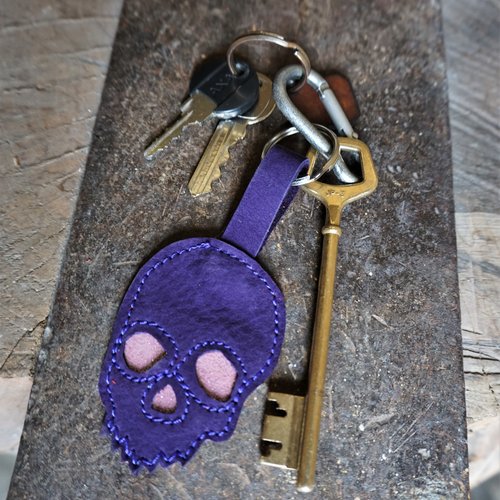Porte clé cuir zombie violet ; bijou de sac ; porte clé tête de mort en cuir ; accessoire de sac ; idée cadeau ; 19/18