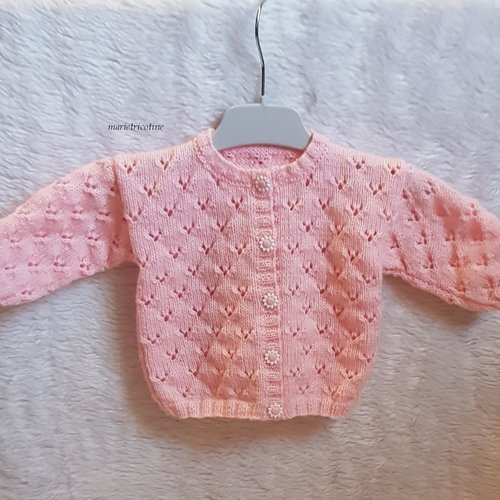 Gilet bébé rose 3 mois  tricoté main petit bouton fleur marietricotine
