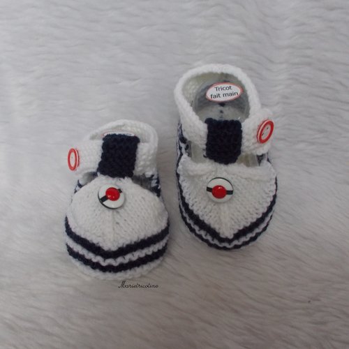 Chaussons bébé 0/3 mois  blanc et marine style marin tricotés main en laine mérinos marietricotine