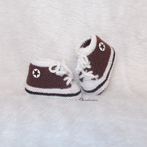 Chaussons bébé mérinos 0/3 mois baskets tricotés main marron noir blanc