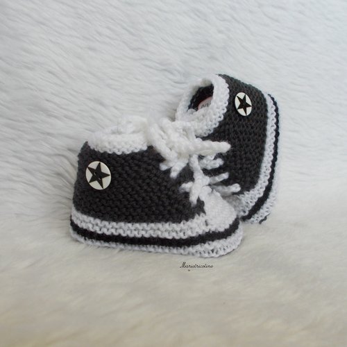 Chaussons bébé en laine mérinos 0/3 mois baskets tricotés main gris orage noir blanc cadeau naissance