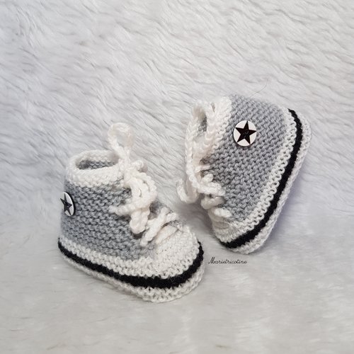Chaussons bébé en mérinos 0/3 mois forme baskets tricotés main gris perle noir blanc cadeau naissance