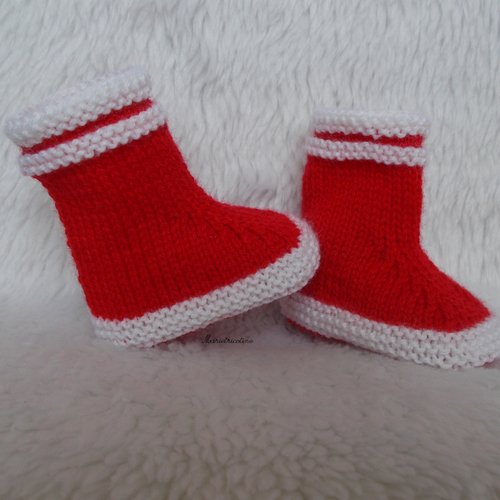 Chaussons bébé style bottes de pluie 0/3 mois blanc et rouge tricotés main en laine mérinos
