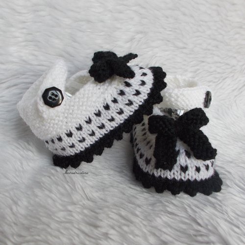 Chaussons bébé 0/3 mois blanc noir tricotés main en laine mérinos