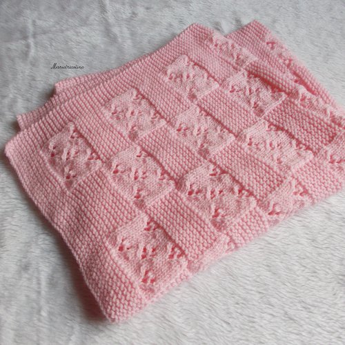 Couverture bébé rose en laine point ajouré tricot main