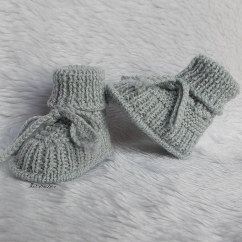 Chaussons bébé en laine mérinos gris perle 0/3 mois tricotés main