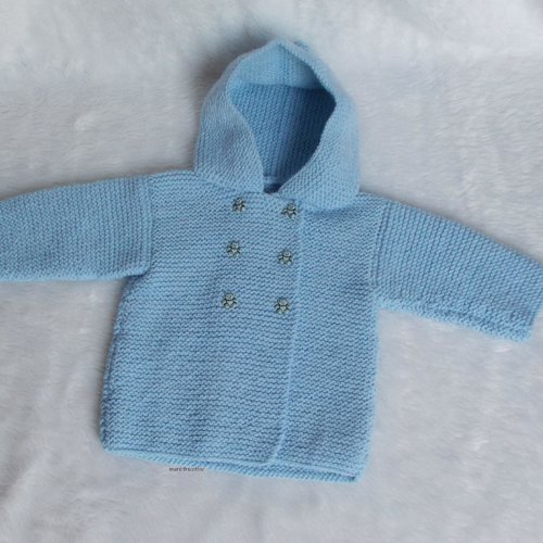 Manteau bébé croisé à capuche bleu pocelaine 3 mois boutons nounours tricoté main