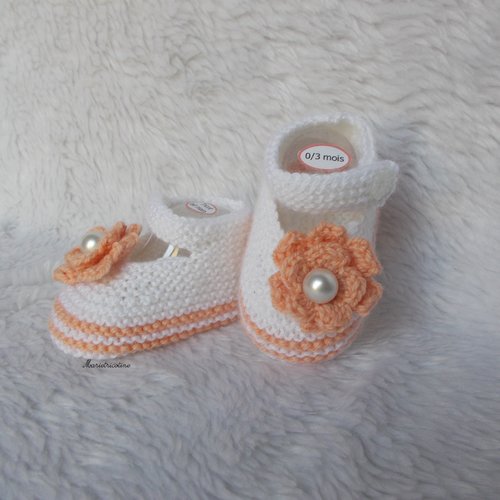 Chaussons bébé 0/3 mois blanc abricot tricotés main en laine mérinos