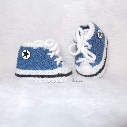 Chaussons bébé en laine mérinos 0/3 mois baskets tricotés main bleu jean noir blanc