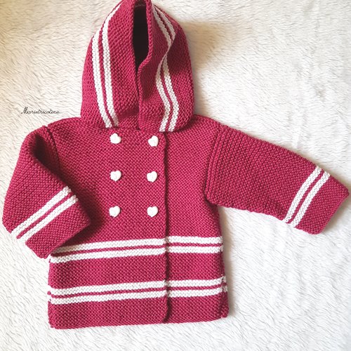 Manteau bébé croisé à capuche bordeau clair et blanc 3 mois boutons souris tricoté main