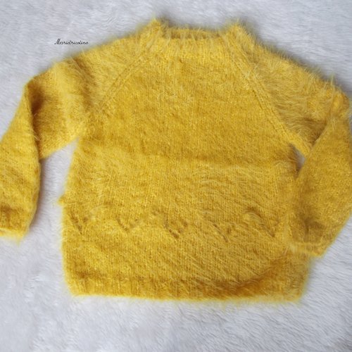 Pull enfant 4 ans tricoté main jaune poilu