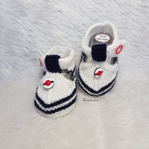 Chaussons bébé 0/3 mois blanc bleu marine style marin tricot main en laine fonty bb mérinos