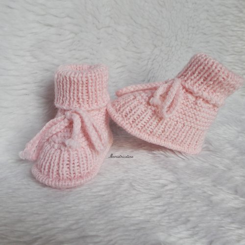 Chaussons bébé forme chaussettes 0/3 mois rose petale tricotés main en laine fonty bb mérinos