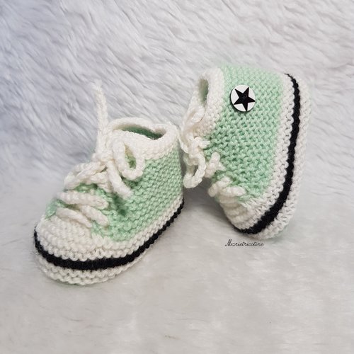 Chaussons bébé en laine mérinos 0/3 mois baskets tricotés main vert patel noir blanc