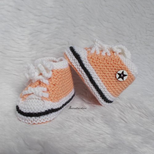 Chaussons bébé en laine mérinos 0/3 mois baskets tricotés main abricot noir blanc