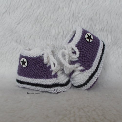 Chaussons bébé en laine mérinos 0/3 mois baskets tricotés main violet noir blanc