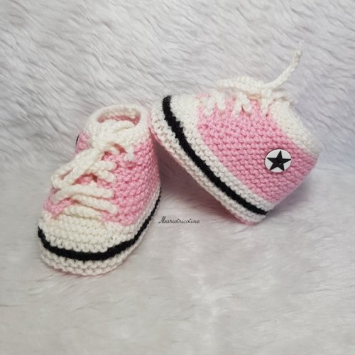Chaussons bébé en laine mérinos 0/3 mois baskets tricotés main rose petale noir blanc