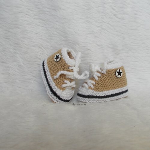 Chaussons bébé en laine mérinos 0/3 mois baskets tricotés main camel noir blanc