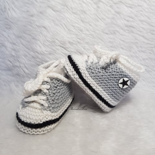 Chaussons bébé en laine mérinos 0/3 mois baskets tricotés main gris perle noir blanc