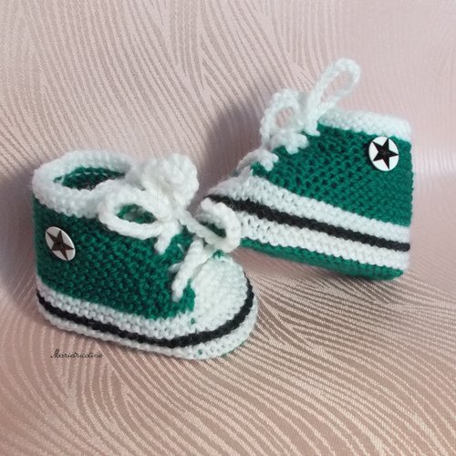 Chaussons bébé en laine mérinos 0/3 mois baskets tricotés main vert noir blanc