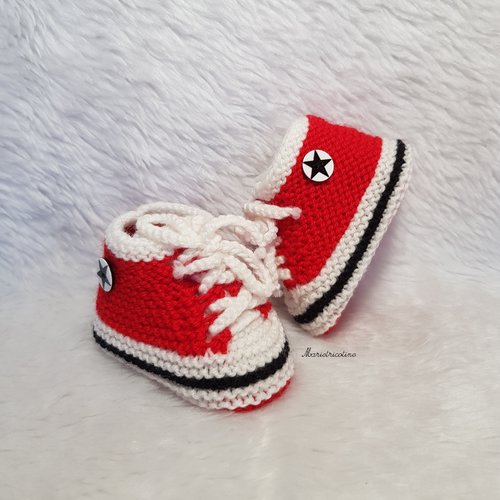 Chaussons bébé en laine mérinos 0/3 mois baskets tricotés main rouge noir blanc