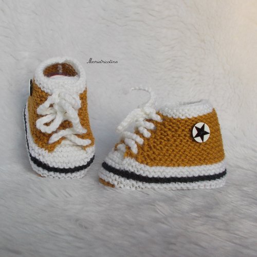 Chaussons bébé en laine mérinos 0/3 mois baskets tricotés main moutarde noir blanc