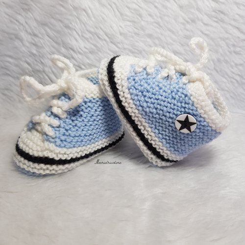 Chaussons bébé en laine mérinos 0/3 mois forme baskets tricotés main bleu horizon noir blanc cadeau naissance