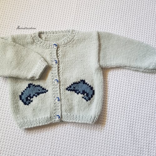 Gilet bébé 3 mois motif dauphin tricot main en laine phildar caresse