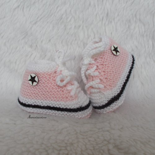 Chaussons bébé en laine mérinos 0/3 mois baskets tricot main rose petale noir blanc