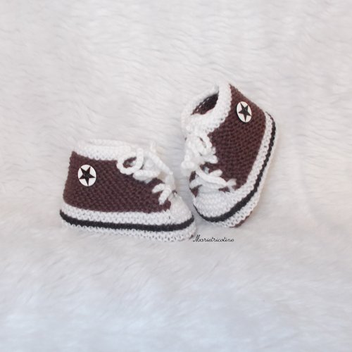 Chaussons bébé en laine mérinos 0/3 mois baskets tricot main marron noir blanc