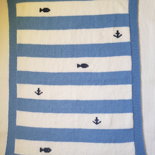 Couverture bébé bleue et blanche motif marin en laine tricot main