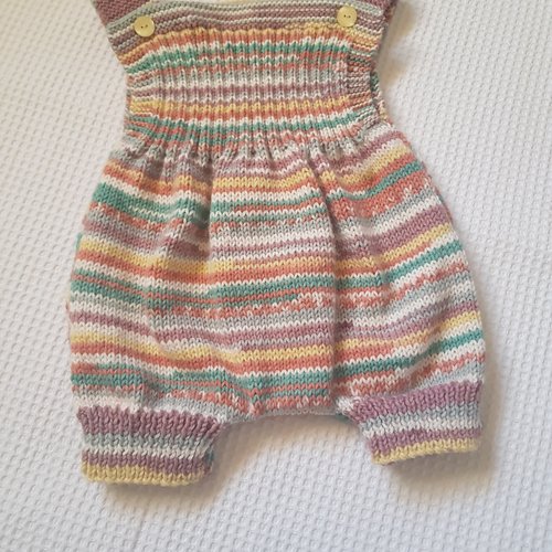 Salopette courte 3 mois tricoté main en laine katia