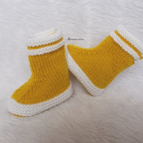 Chaussons bébé style bottes de pluie 0/3 mois blanc et jaune tricotés main en laine mérinos