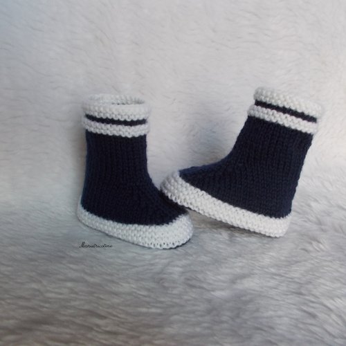Chaussons bébé style bottes de pluie 0/3 mois blanc et bleu marine tricotés main en laine mérinos