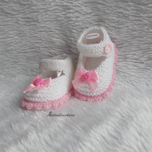Chaussons bébé en laine mérinos 0/3 mois tricot main rose pétale blanc