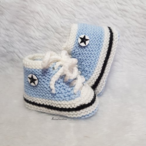 Chaussons bébé en laine mérinos 0/3 mois forme baskets tricotés main bleu horizon noir blanc cadeau naissance