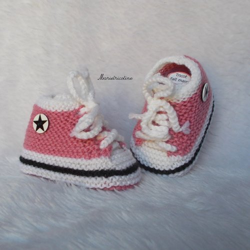 Chaussons bébé en laine mérinos 0/3 mois baskets tricotés main rose hortensia noir blanc