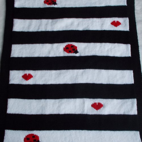Couverture bébé noire et blanche motif coccinelle en laine tricot main