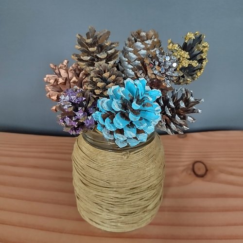 Bouquet décoratif naturel, pomme de pins, verre et ficelle