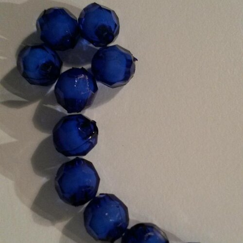Lot de 10 perles translucides à facettes, bleu avec du blanc 8 mm