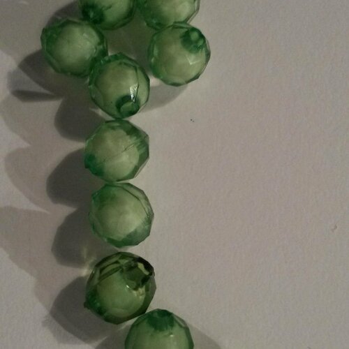 Lot de 10 perles translucides à facettes, vert avec du blanc 8 mm