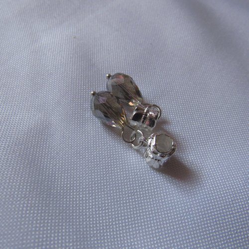 1 charm en métal argenté avec perle goutte à facette