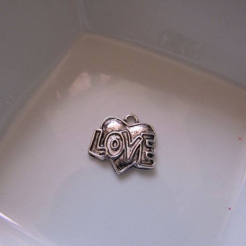 1 breloque en métal argenté "love" avec coeur 15x22mm