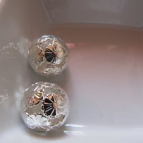 4 perles en métal filigrané de 20 mm