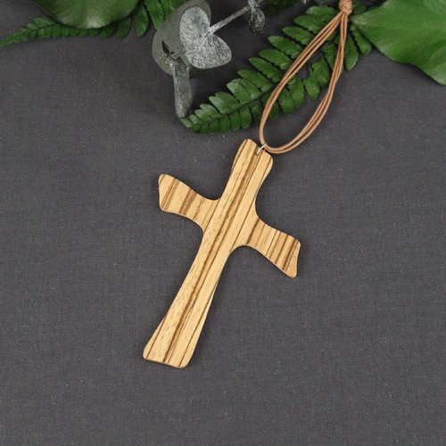 Petite croix en bois à accrocher au mur
