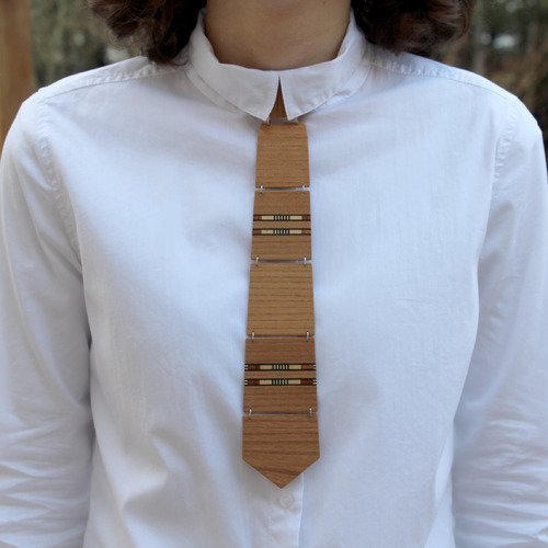 Pour femme : cravate femme en bois marron et filet de marqueterie
