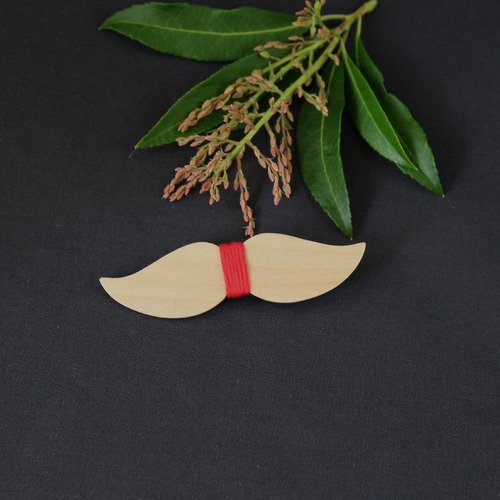 Broche moustache en bois clair et fil rouge