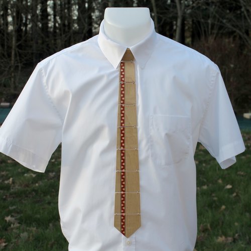 Cravate souple en bois clair et filet de marqueterie rouge