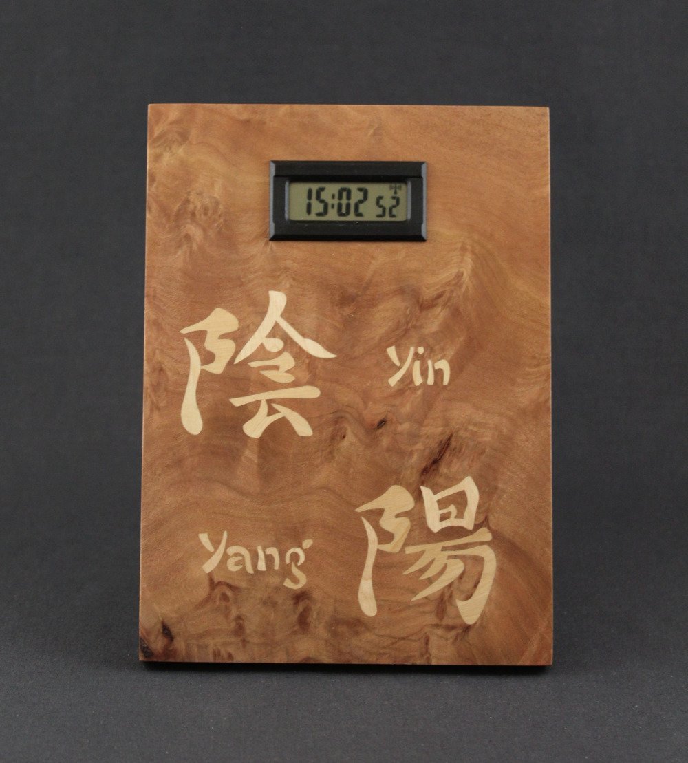 Petite horloge digitale en marqueterie à poser sur son bureau : yin et yang  - Un grand marché