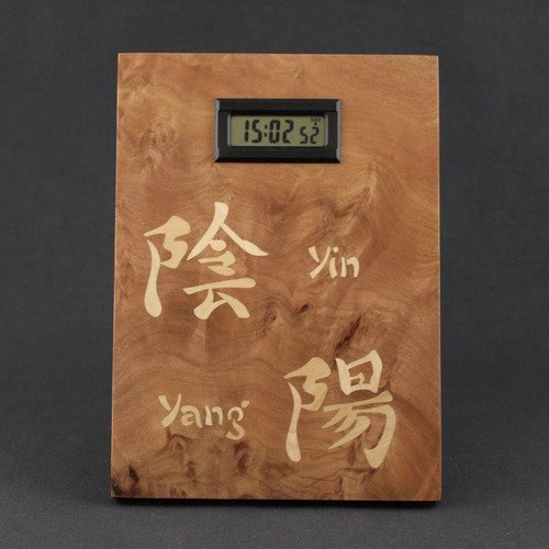 Petite horloge digitale en marqueterie à poser sur son bureau : yin et yang
